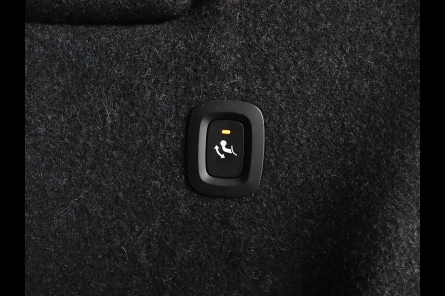 Volvo XC40 Recharge P8 AWD R Design | Trekhaak | Leder/Alcantara | Stoel & stuurverwarming | Keyless | Navigatie | Adaptive cruise | Carplay | Full LED