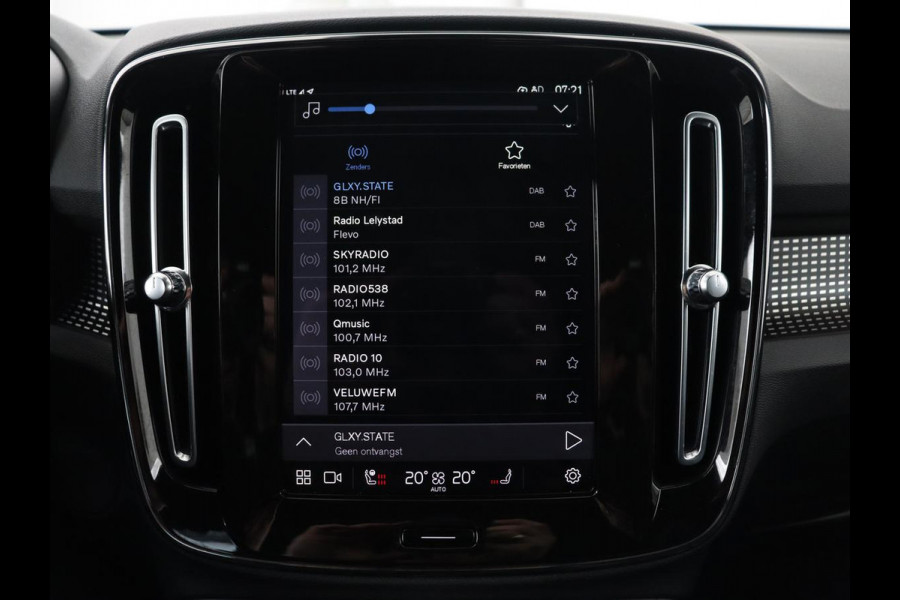 Volvo XC40 Recharge P8 AWD R Design | Trekhaak | Leder/Alcantara | Stoel & stuurverwarming | Keyless | Navigatie | Adaptive cruise | Carplay | Full LED