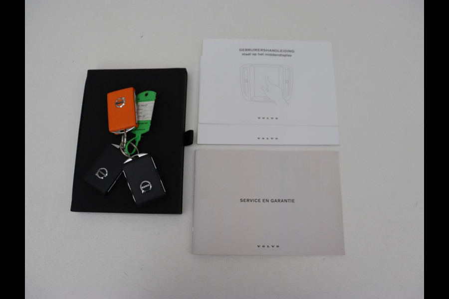 Volvo XC40 Recharge P8 AWD R Design | Trekhaak | Leder/Alcantara | Stoel & stuurverwarming | Keyless | Navigatie | Adaptive cruise | Carplay | Full LED