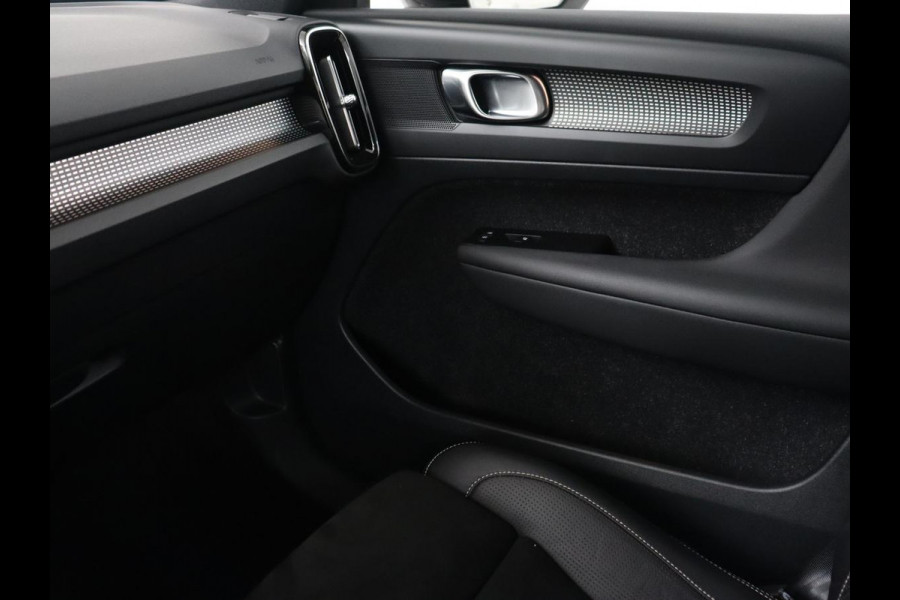 Volvo XC40 Recharge P8 AWD R Design | Trekhaak | Leder/Alcantara | Stoel & stuurverwarming | Keyless | Navigatie | Adaptive cruise | Carplay | Full LED