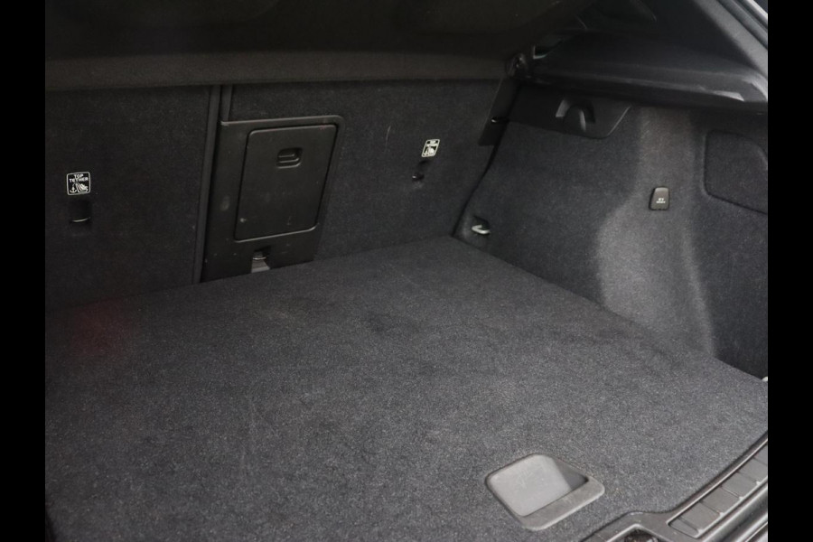 Volvo XC40 Recharge P8 AWD R Design | Trekhaak | Leder/Alcantara | Stoel & stuurverwarming | Keyless | Navigatie | Adaptive cruise | Carplay | Full LED