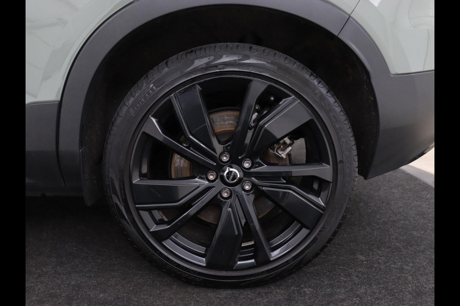 Volvo XC40 Recharge P8 AWD R Design | Trekhaak | Leder/Alcantara | Stoel & stuurverwarming | Keyless | Navigatie | Adaptive cruise | Carplay | Full LED