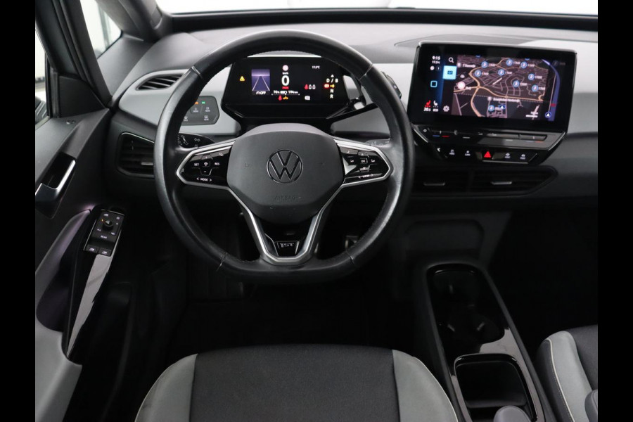 Volkswagen ID.3 First Plus 58 kWh | Stoel & stuurverwarming | Camera | Adaptive cruise | Sfeerverlichting | Carplay | Navigatie | Matrix LED | Parkeerhulp | Sfeerverlichting | Climate control