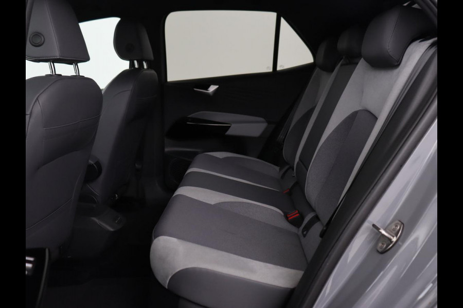 Volkswagen ID.3 First Plus 58 kWh | Stoel & stuurverwarming | Camera | Adaptive cruise | Sfeerverlichting | Carplay | Navigatie | Matrix LED | Parkeerhulp | Sfeerverlichting | Climate control