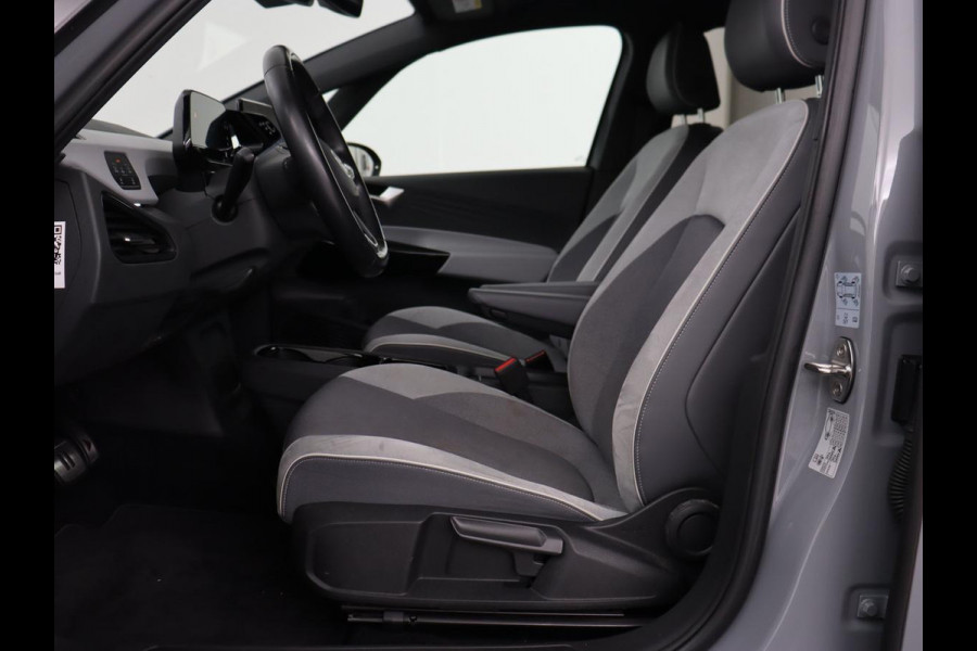Volkswagen ID.3 First Plus 58 kWh | Stoel & stuurverwarming | Camera | Adaptive cruise | Sfeerverlichting | Carplay | Navigatie | Matrix LED | Parkeerhulp | Sfeerverlichting | Climate control
