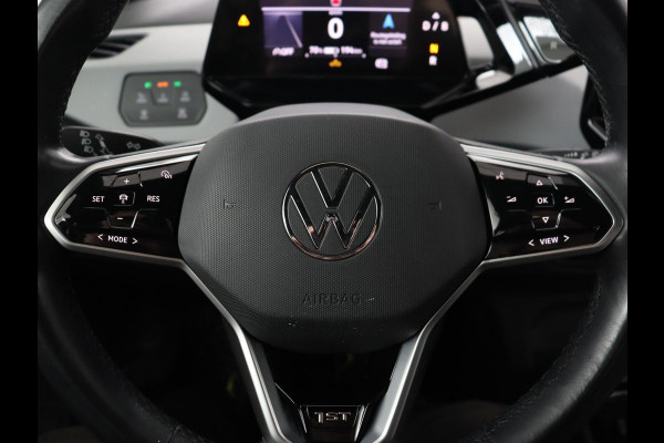 Volkswagen ID.3 First Plus 58 kWh | Stoel & stuurverwarming | Camera | Adaptive cruise | Sfeerverlichting | Carplay | Navigatie | Matrix LED | Parkeerhulp | Sfeerverlichting | Climate control