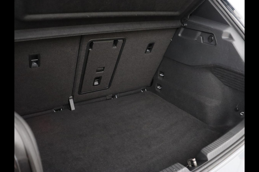 Volkswagen ID.3 First Plus 58 kWh | Stoel & stuurverwarming | Camera | Adaptive cruise | Sfeerverlichting | Carplay | Navigatie | Matrix LED | Parkeerhulp | Sfeerverlichting | Climate control