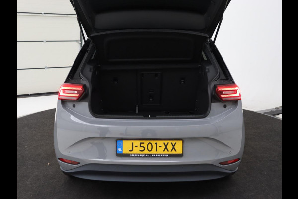 Volkswagen ID.3 First Plus 58 kWh | Stoel & stuurverwarming | Camera | Adaptive cruise | Sfeerverlichting | Carplay | Navigatie | Matrix LED | Parkeerhulp | Sfeerverlichting | Climate control