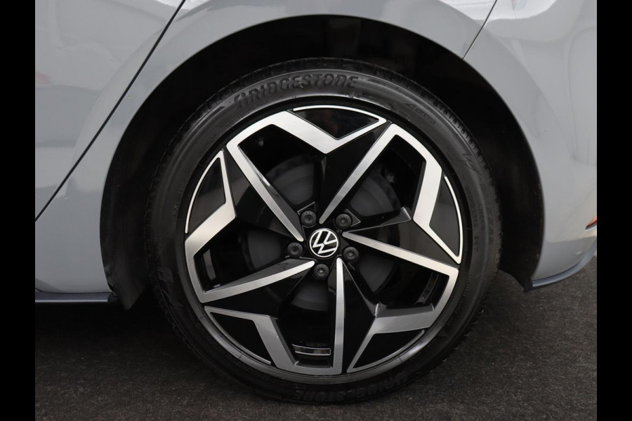 Volkswagen ID.3 First Plus 58 kWh | Stoel & stuurverwarming | Camera | Adaptive cruise | Sfeerverlichting | Carplay | Navigatie | Matrix LED | Parkeerhulp | Sfeerverlichting | Climate control