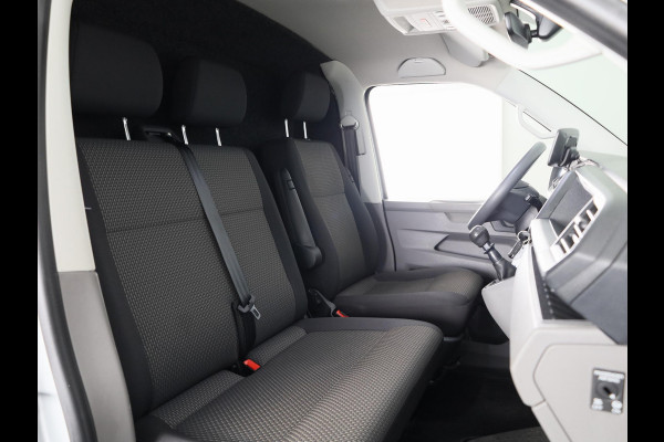 Volkswagen Transporter 2.0 TDI L2H1 32 110 pk | Navigatie via App | Trekhaak | Parkeersensoren achter | Cruise control |