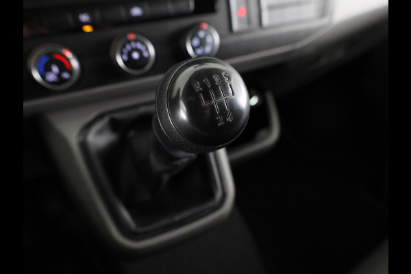 Volkswagen Transporter 2.0 TDI L2H1 32 110 pk | Navigatie via App | Trekhaak | Parkeersensoren achter | Cruise control |