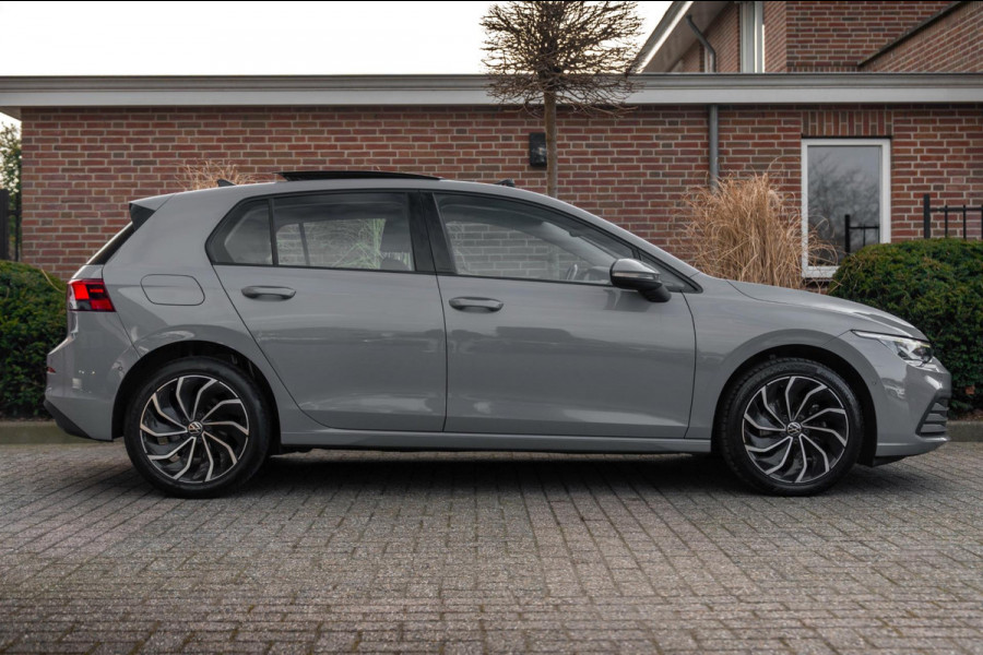 Volkswagen Golf 1.0 TSI Life 110 PK 1e Eig Adaptive Pano Sfeerverl. LED 17''