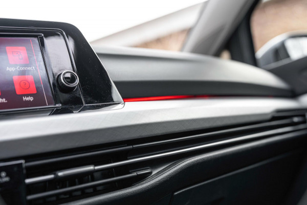 Volkswagen Golf 1.0 TSI Life 110 PK 1e Eig Adaptive Pano Sfeerverl. LED 17''