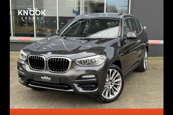 BMW X3 xDrive20i High Executive / Panoramadak / Adaptive LED / Camera / Navigatiesysteem Professional /  Trekhaak / Sportstoel / HiFi Luidsprekersysteem / Stoelverwarming / 20" velgen / Dakreling