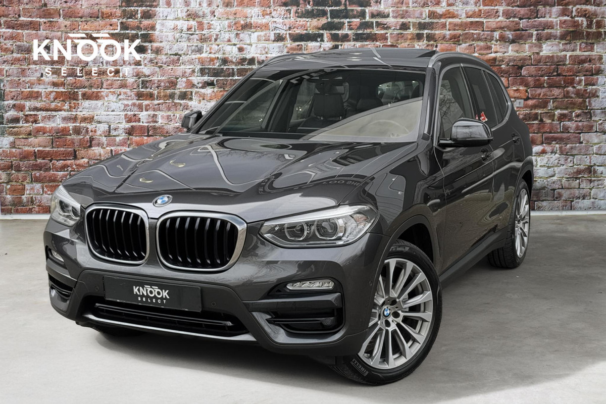 BMW X3 xDrive20i High Executive / Panoramadak / Adaptive LED / Camera / Navigatiesysteem Professional /  Trekhaak / Sportstoel / HiFi Luidsprekersysteem / Stoelverwarming / 20" velgen / Dakreling