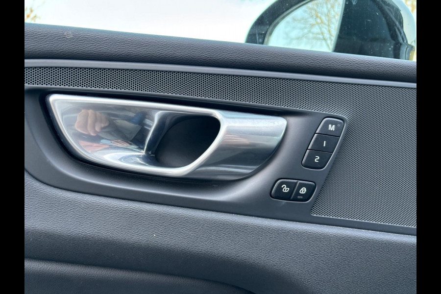 Volvo XC60 2.0 T6 Plug-in hybrid AWD Plus Dark Lichtmetalen Velgen, Panorama Dak, Camera, Lederen bekleding