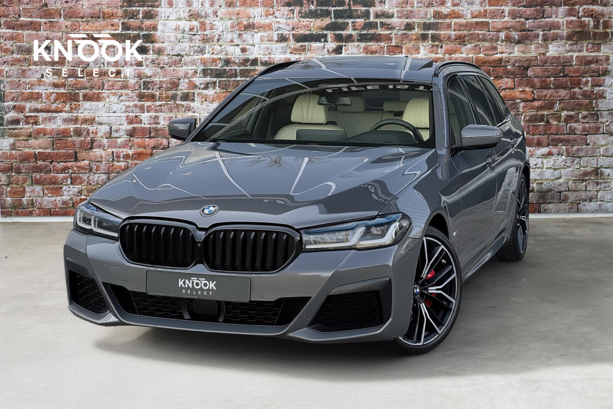 BMW 5 Serie Touring 530i xDrive High Executive M Sport Pakket Automaat / Live Cockpit Professional / Panoramadak / Trekhaak / Integrale Actieve Besturing / Stoelventilatie / Driving Assistant Professional / Laserlight / Bowers & Wilkins / M Sportremsysteem / Soft Close