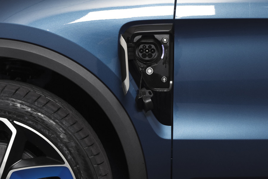 Lynk & Co 01 1.5 PHEV 261PK MY24 | Donkere hemel | 7.4 kWh Boordlader | Stoel-+Stuurverw. |  360 Camera | S/K-panodak | Adapt. Cruise | Memory | Elek. klep | LM 20" | 1401