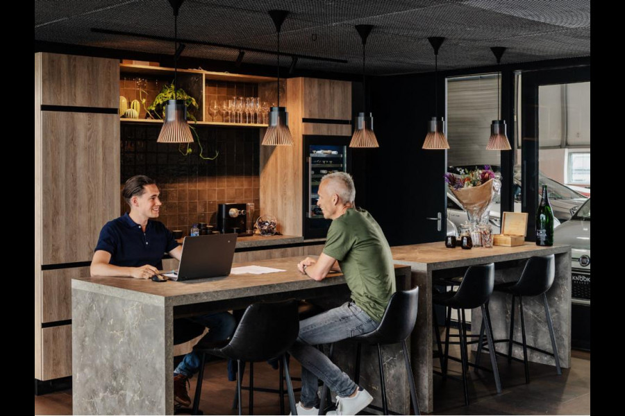 Volkswagen Golf 2.0 TSI R 4Motion / Adaptief Onderstel / Harman Kardon / 100% Historie / Panoramadak / LED / 19 Inch / Head-Up Display / Sportstoelen / Stoelverwarming / Stuurwiel Verwarmd / Dodehoek Detectie