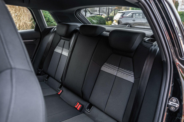 Audi A3 Sportback 30 TFSI Business Edition 110 PK 1e Eig Adaptive Stoelverwarming Full LED 18''