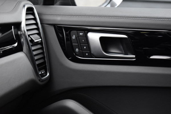 Porsche Cayenne Coupé 3.0 E-Hybrid 462pk SportDesign Techart | Pano | ACC | 22'' Wielen | PDLS+ Matrix | Alcantara dakhemel | Matrix PDLS+ |