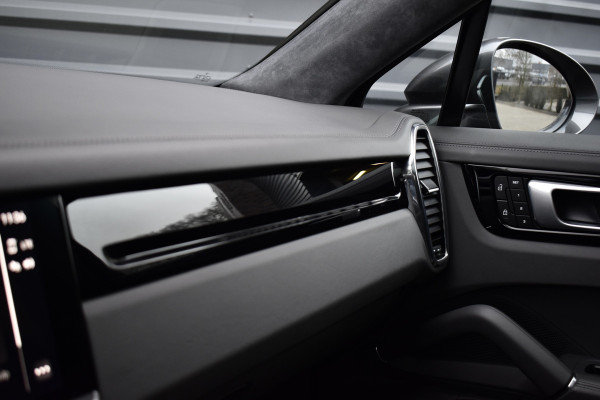 Porsche Cayenne Coupé 3.0 E-Hybrid 462pk SportDesign Techart | Pano | ACC | 22'' Wielen | PDLS+ Matrix | Alcantara dakhemel | Matrix PDLS+ |