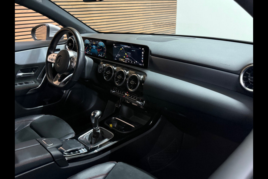 Mercedes-Benz A-Klasse 200 Business Solution AMG | LED | 18' inch | Sportstoelen | Parkeerassistent | Navigatie | NAP