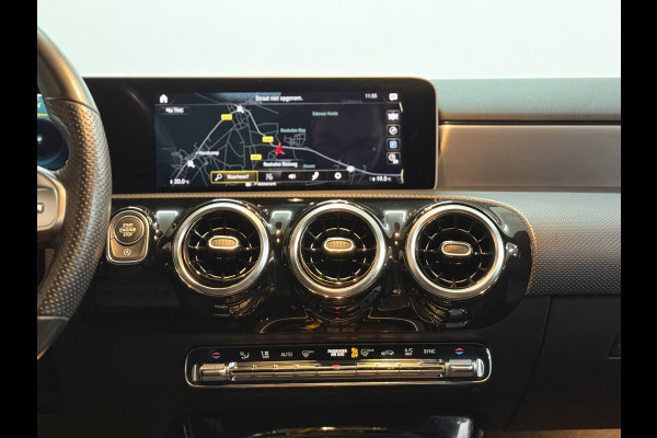 Mercedes-Benz A-Klasse 200 Business Solution AMG | LED | 18' inch | Sportstoelen | Parkeerassistent | Navigatie | NAP
