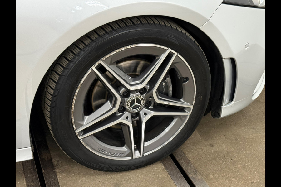 Mercedes-Benz A-Klasse 200 Business Solution AMG | LED | 18' inch | Sportstoelen | Parkeerassistent | Navigatie | NAP