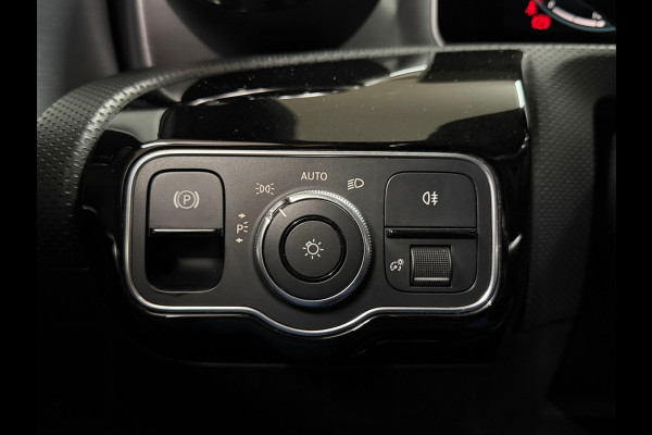 Mercedes-Benz A-Klasse 200 Business Solution AMG | LED | 18' inch | Sportstoelen | Parkeerassistent | Navigatie | NAP