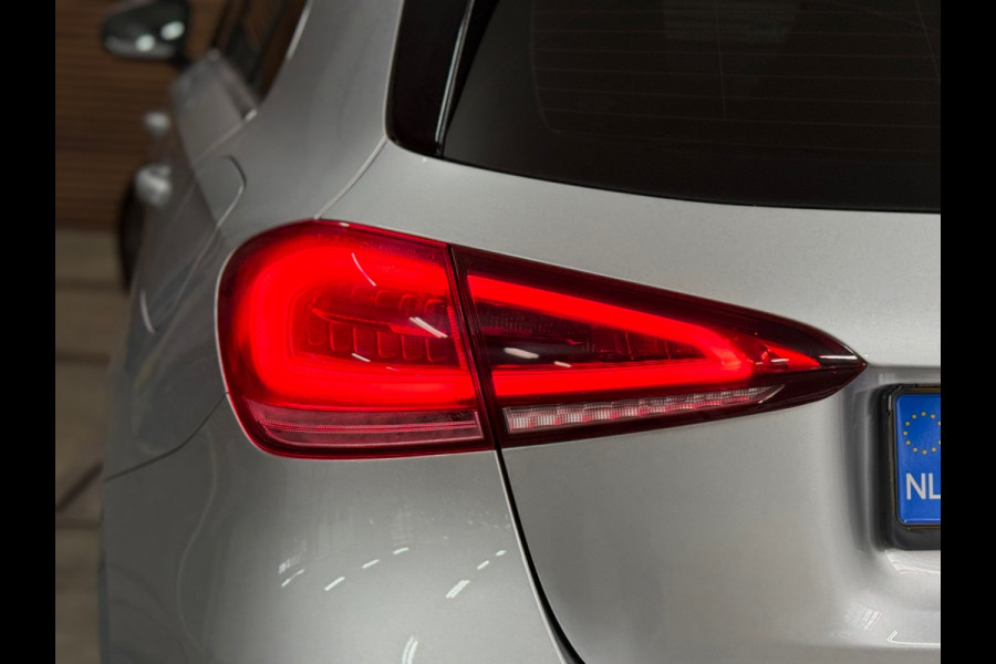 Mercedes-Benz A-Klasse 200 Business Solution AMG | LED | 18' inch | Sportstoelen | Parkeerassistent | Navigatie | NAP
