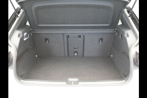 Volkswagen ID.3 First Max 58 kWh 204pk Trekhaak Panorama Navigatie Camera Stoel/Stuurverwarming