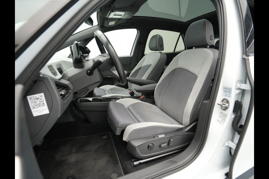Volkswagen ID.3 First Max 58 kWh 204pk Trekhaak Panorama Navigatie Camera Stoel/Stuurverwarming