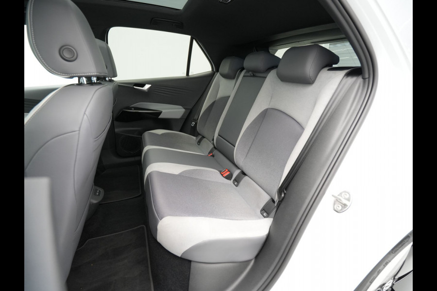 Volkswagen ID.3 First Max 58 kWh 204pk Trekhaak Panorama Navigatie Camera Stoel/Stuurverwarming