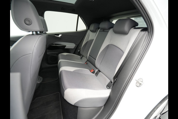 Volkswagen ID.3 First Max 58 kWh 204pk Trekhaak Panorama Navigatie Camera Stoel/Stuurverwarming
