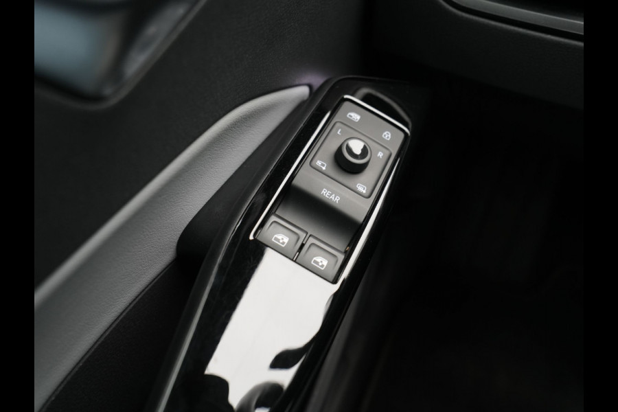 Volkswagen ID.3 First Max 58 kWh 204pk Trekhaak Panorama Navigatie Camera Stoel/Stuurverwarming