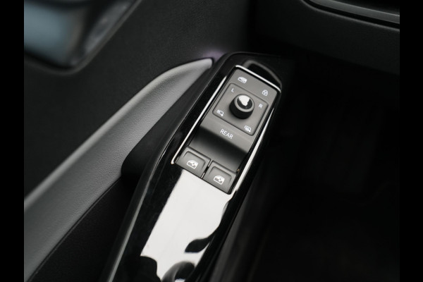 Volkswagen ID.3 First Max 58 kWh 204pk Trekhaak Panorama Navigatie Camera Stoel/Stuurverwarming