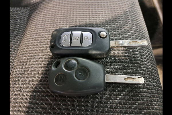 Renault Master T35 2.3 dCi 135 L2H2 airco, navi, pdc, trekhaak