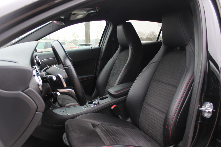 Mercedes-Benz GLA 180 Business Solution AMG Night Upgrade / Camera / Apple CarPlay / 19'' / Half leder / Navigatie / Getint glas / Stoelverwarming / Cruise Control