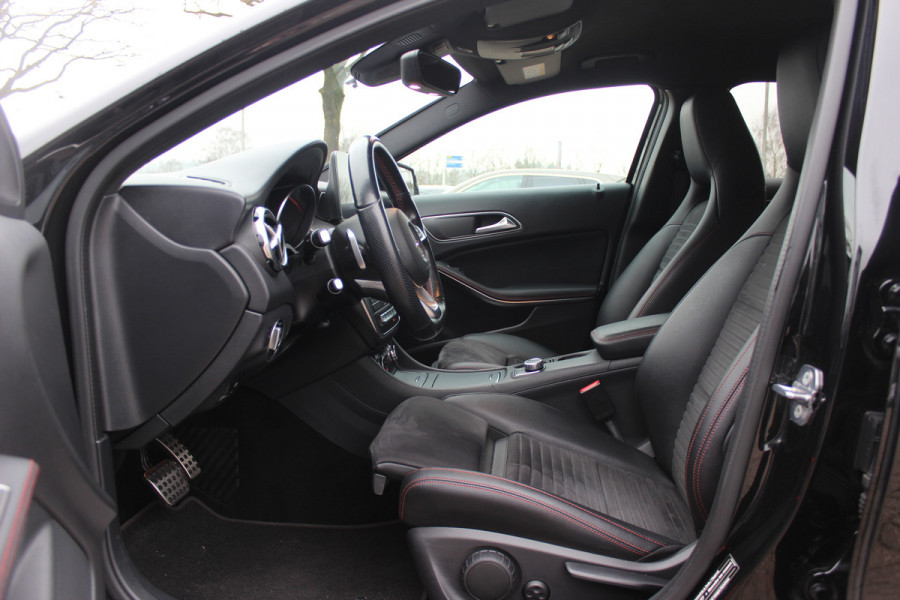 Mercedes-Benz GLA 180 Business Solution AMG Night Upgrade / Camera / Apple CarPlay / 19'' / Half leder / Navigatie / Getint glas / Stoelverwarming / Cruise Control
