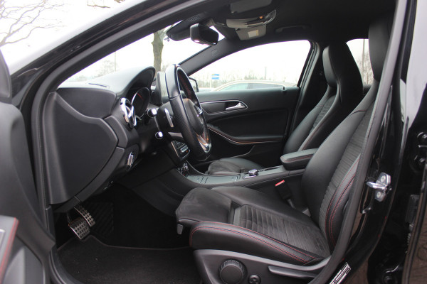 Mercedes-Benz GLA 180 Business Solution AMG Night Upgrade / Camera / Apple CarPlay / 19'' / Half leder / Navigatie / Getint glas / Stoelverwarming / Cruise Control