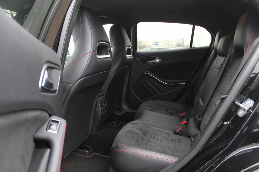 Mercedes-Benz GLA 180 Business Solution AMG Night Upgrade / Camera / Apple CarPlay / 19'' / Half leder / Navigatie / Getint glas / Stoelverwarming / Cruise Control