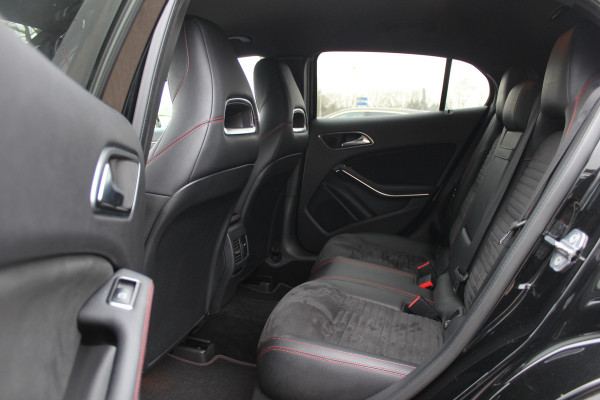 Mercedes-Benz GLA 180 Business Solution AMG Night Upgrade / Camera / Apple CarPlay / 19'' / Half leder / Navigatie / Getint glas / Stoelverwarming / Cruise Control