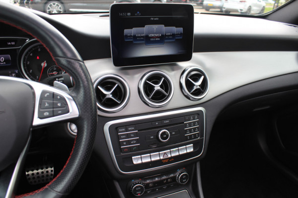 Mercedes-Benz GLA 180 Business Solution AMG Night Upgrade / Camera / Apple CarPlay / 19'' / Half leder / Navigatie / Getint glas / Stoelverwarming / Cruise Control