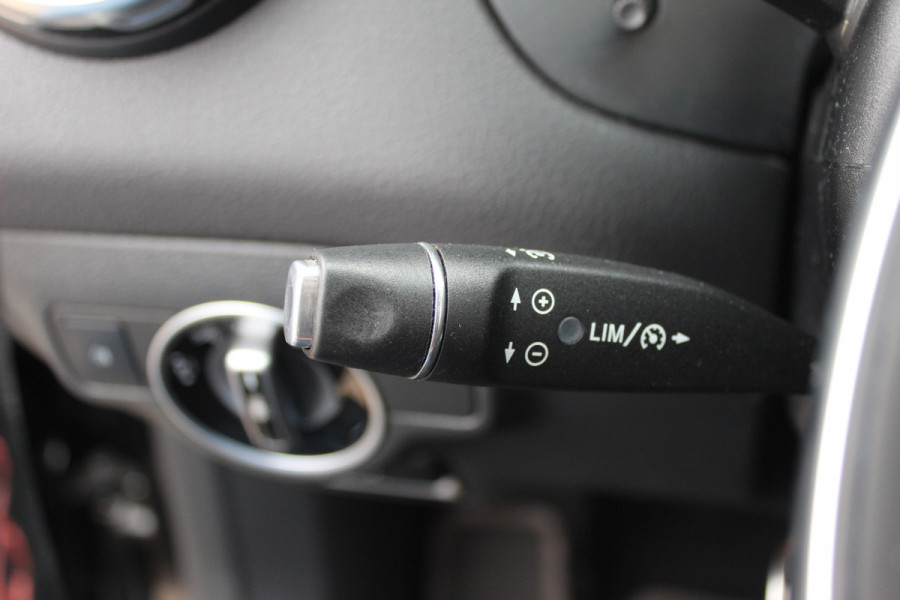 Mercedes-Benz GLA 180 Business Solution AMG Night Upgrade / Camera / Apple CarPlay / 19'' / Half leder / Navigatie / Getint glas / Stoelverwarming / Cruise Control