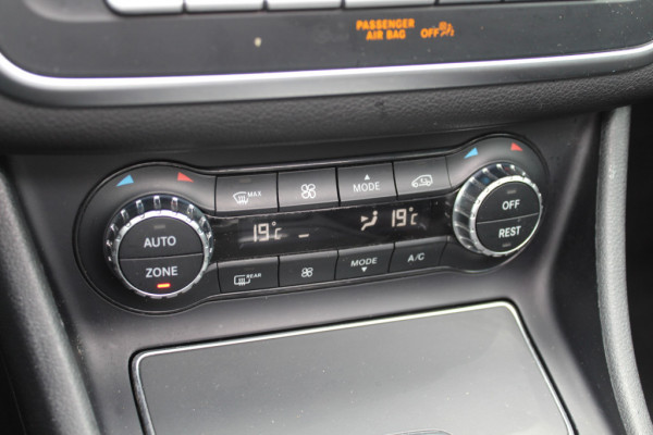 Mercedes-Benz GLA 180 Business Solution AMG Night Upgrade / Camera / Apple CarPlay / 19'' / Half leder / Navigatie / Getint glas / Stoelverwarming / Cruise Control