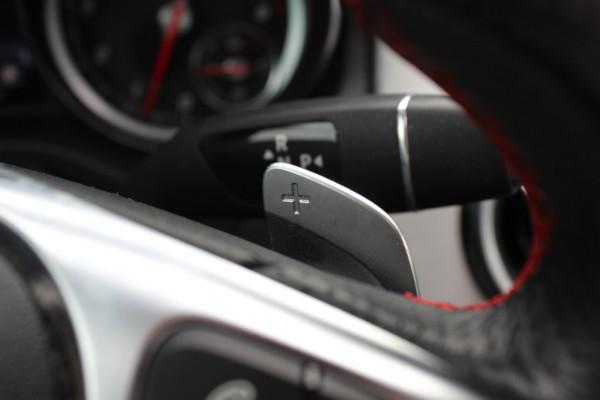 Mercedes-Benz GLA 180 Business Solution AMG Night Upgrade / Camera / Apple CarPlay / 19'' / Half leder / Navigatie / Getint glas / Stoelverwarming / Cruise Control