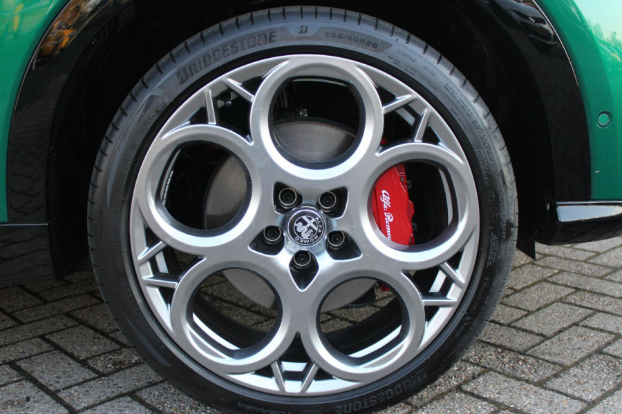 Alfa Romeo Tonale PHEV 280PK VELOCE | PANORAMISCH SCHUIF / KANTELDAK | LEDEREN BEKLEDING | VOORSTOELEN / STUUR VERWARMD | VOORSTOELEN GEVENTILEERD | VOORSTOELEN ELEKTRISCH VERSTELBAAR | DRAADLOOS APPLE CARPLAY / ANDROID AUTO | 360° CAMERA | AUTOMATISCH DIMMENDE BUITENSPIEGELS | 20"INCH LICHTMETALEN VELGEN | ADAPTIVE CRUISE CONTROL | KEYLESS ENTRY / START | ELEKTRISCH BEDIENBARE ACHTERKLEP | DRAADLOZE TELEFOONLADER | AMBIENT LIGHTING | DONKERE HEMELBEKLEDING | SCHAKELFLIPPERS AAN HET STUUR | VERWARMDE RUITENSPROEIERS |