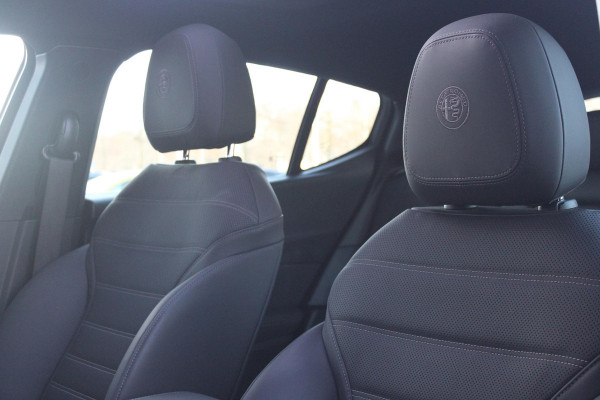 Alfa Romeo Tonale PHEV 280PK VELOCE | PANORAMISCH SCHUIF / KANTELDAK | LEDEREN BEKLEDING | VOORSTOELEN / STUUR VERWARMD | VOORSTOELEN GEVENTILEERD | VOORSTOELEN ELEKTRISCH VERSTELBAAR | DRAADLOOS APPLE CARPLAY / ANDROID AUTO | 360° CAMERA | AUTOMATISCH DIMMENDE BUITENSPIEGELS | 20"INCH LICHTMETALEN VELGEN | ADAPTIVE CRUISE CONTROL | KEYLESS ENTRY / START | ELEKTRISCH BEDIENBARE ACHTERKLEP | DRAADLOZE TELEFOONLADER | AMBIENT LIGHTING | DONKERE HEMELBEKLEDING | SCHAKELFLIPPERS AAN HET STUUR | VERWARMDE RUITENSPROEIERS |