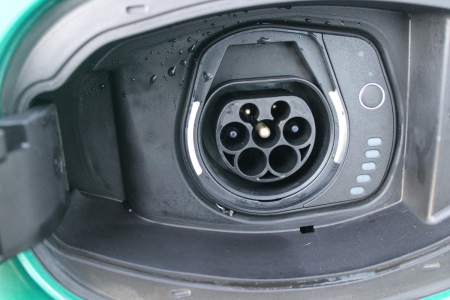 Alfa Romeo Tonale PHEV 280PK VELOCE | PANORAMISCH SCHUIF / KANTELDAK | LEDEREN BEKLEDING | VOORSTOELEN / STUUR VERWARMD | VOORSTOELEN GEVENTILEERD | VOORSTOELEN ELEKTRISCH VERSTELBAAR | DRAADLOOS APPLE CARPLAY / ANDROID AUTO | 360° CAMERA | AUTOMATISCH DIMMENDE BUITENSPIEGELS | 20"INCH LICHTMETALEN VELGEN | ADAPTIVE CRUISE CONTROL | KEYLESS ENTRY / START | ELEKTRISCH BEDIENBARE ACHTERKLEP | DRAADLOZE TELEFOONLADER | AMBIENT LIGHTING | DONKERE HEMELBEKLEDING | SCHAKELFLIPPERS AAN HET STUUR | VERWARMDE RUITENSPROEIERS |